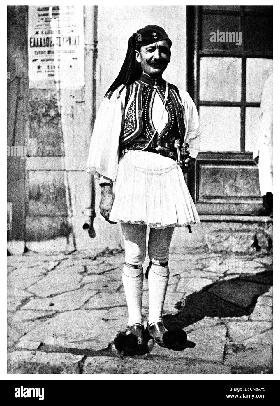 Zuerst veröffentlicht 1915 Albanien Kostüm Fustanella Kleid. Kavass bewaffnete Polizei Qeleshe Hut Stockfoto
