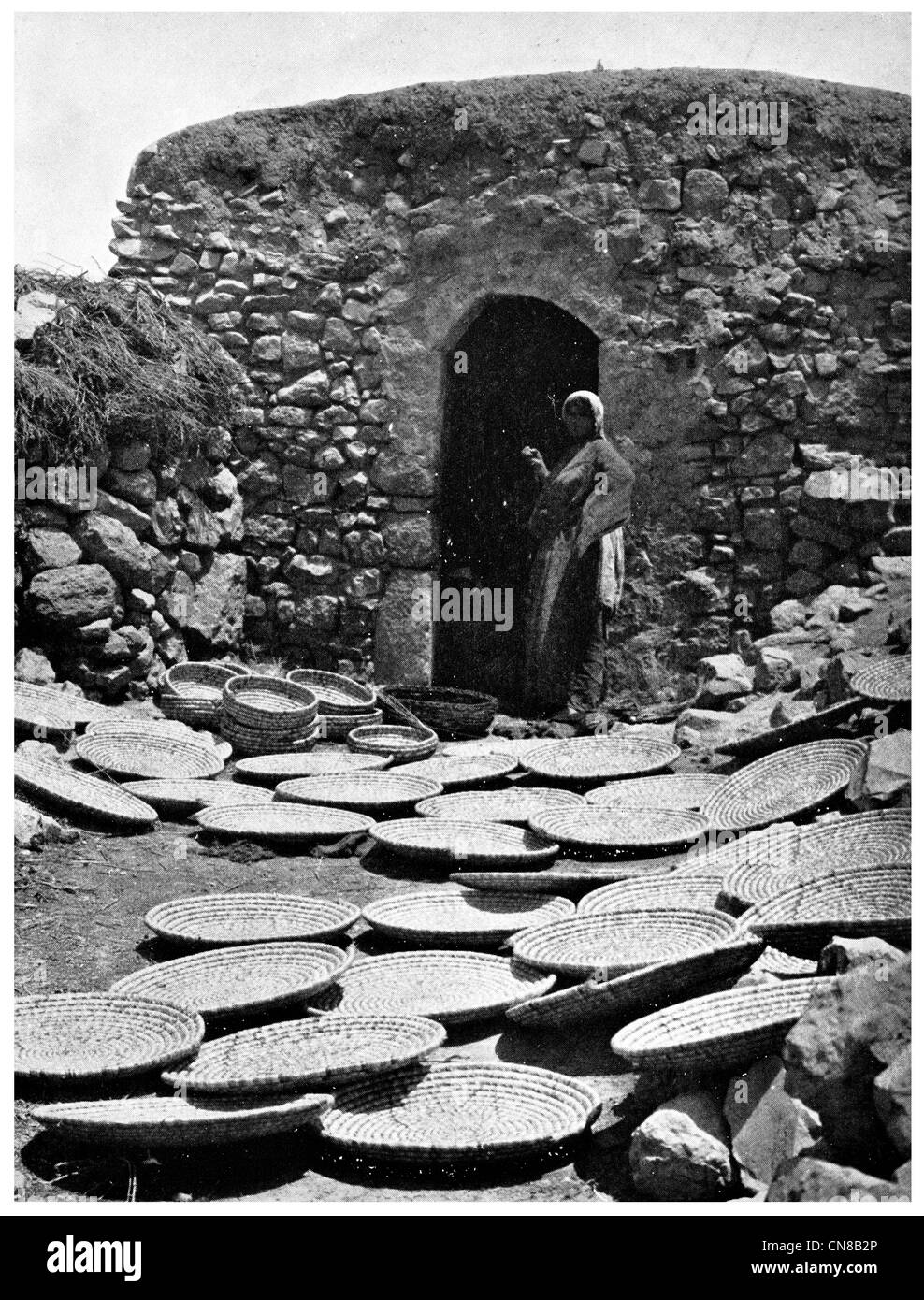 Zuerst veröffentlicht 1914 Bagdad Trocknung Stroh Korb Stockfoto