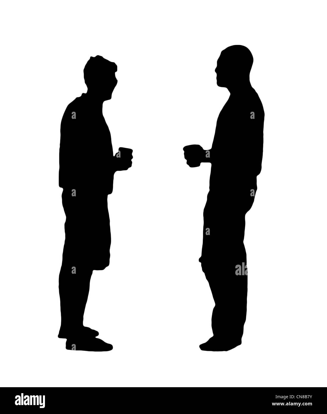 Eine schwarze und weiße Silhouette zweier Männer, die Bier trinken. Stockfoto