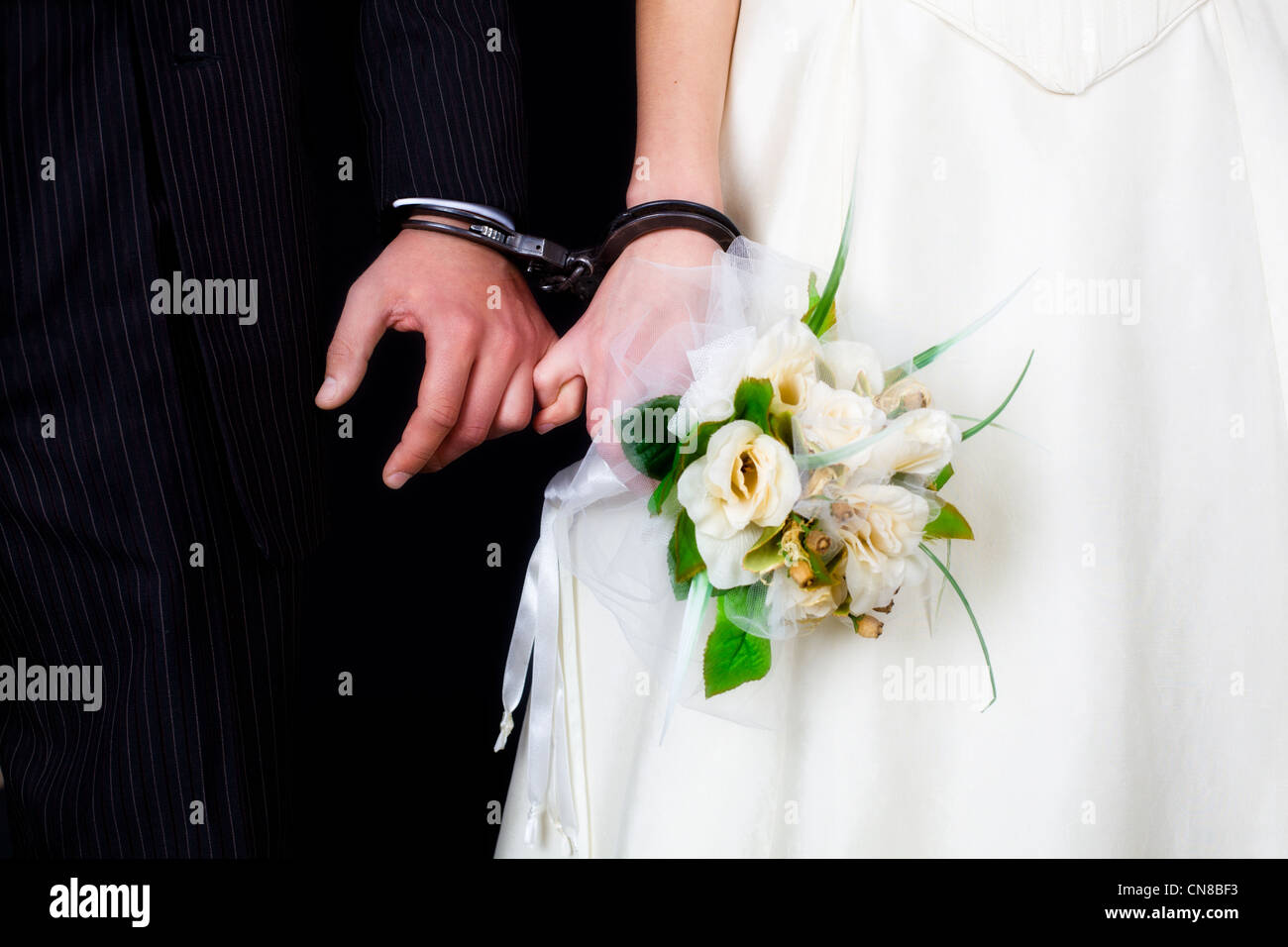 Gefesselten Händen auf just married Stockfoto