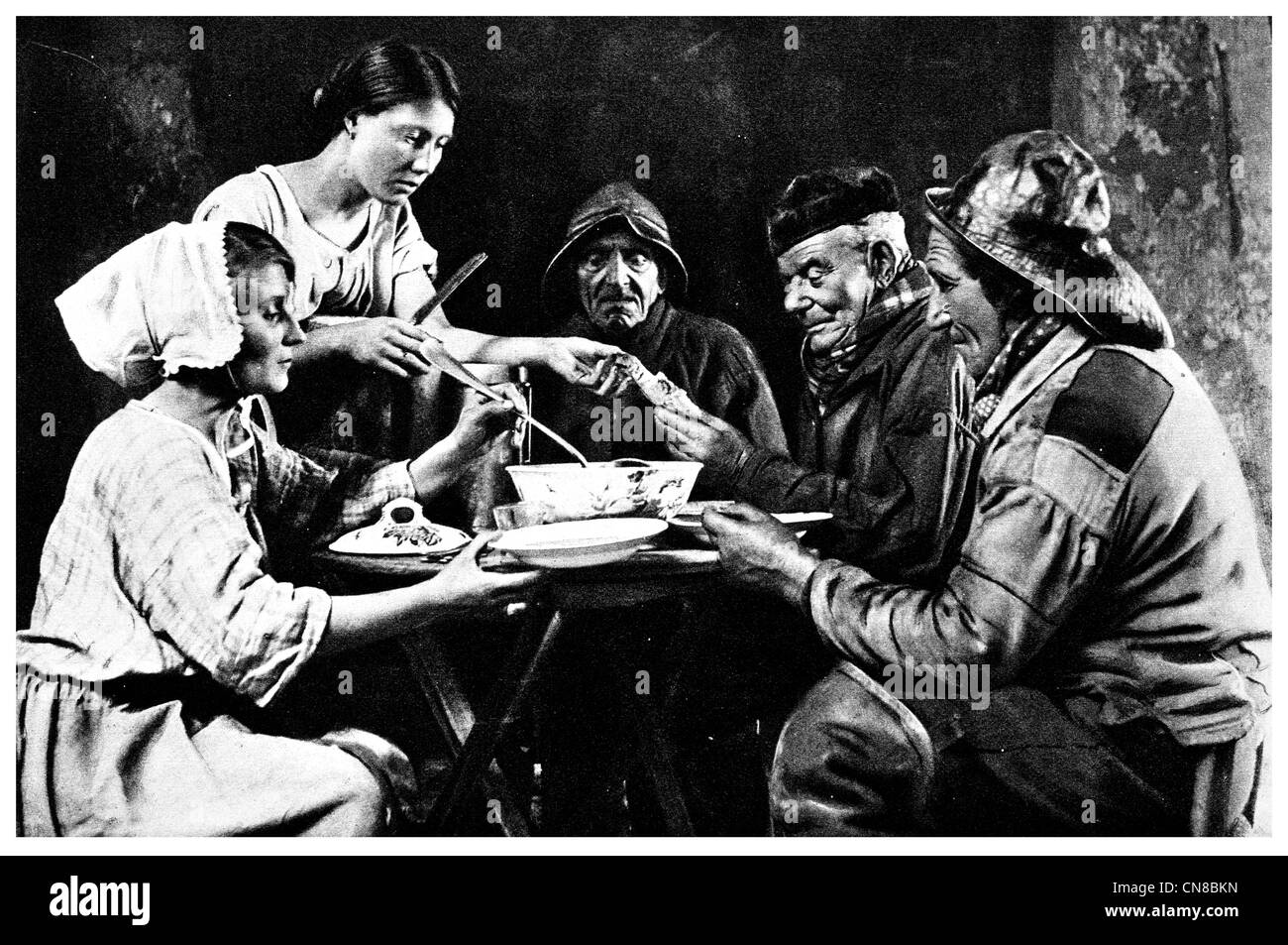 Erste veröffentlichte 1914 Fischer Abendessen Tisch crew Stockfoto