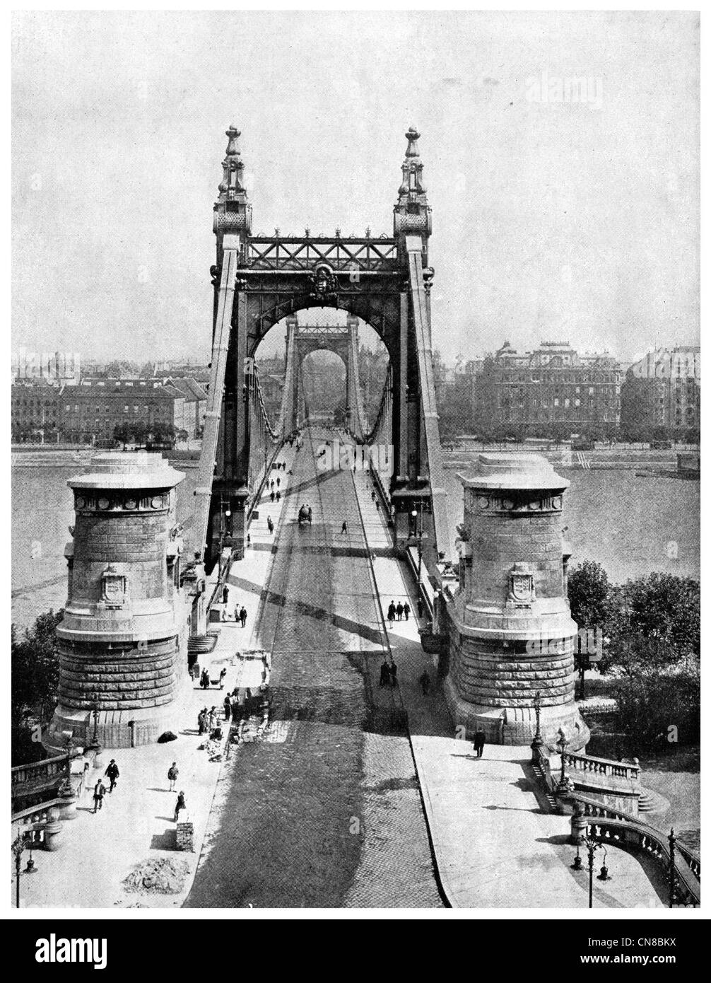 Zuerst veröffentlicht 1914 ursprüngliche Elisabethbrücke Budapest zerstört durch deutsche Pioniere Ende des 2. Weltkrieges Stockfoto