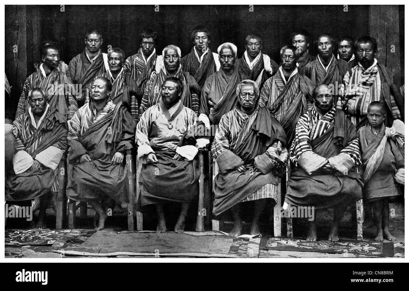 Zuerst veröffentlicht 1914 Sir Ugyen und Rat Poonakha Jongpen Thimphu Zung Donyer Deb Zimpon Ugen Dorji Bhutan King CAB Stockfoto