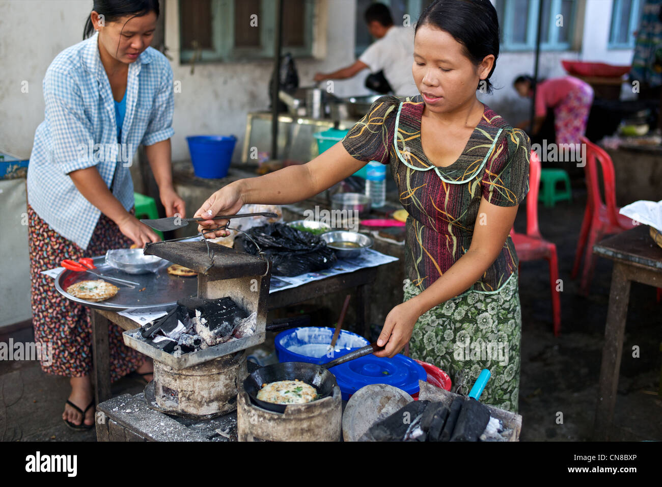Eine burmesische Frau bereitet Suppen auf den Straßen von Yangon (Rangon), Myanmar (Burma) Stockfoto