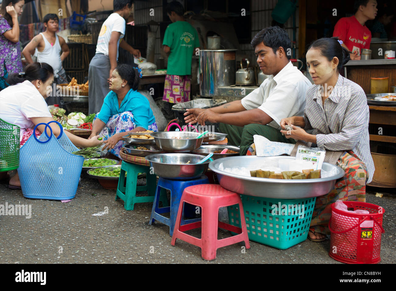 Lokalen burmesischen in einem frühmorgendlichen Straßenmarkt in zentralen Rangoon, Birma Stockfoto