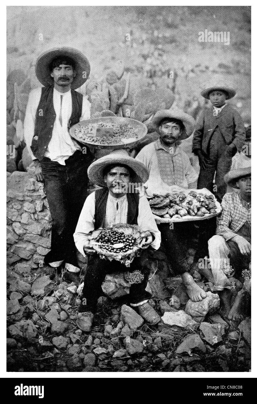 Erste veröffentlichte 1914 Erdnuss Zuckerbrot Vender Mexiko mexikanische Verkäufer Salesmenmen native Korb Stockfoto
