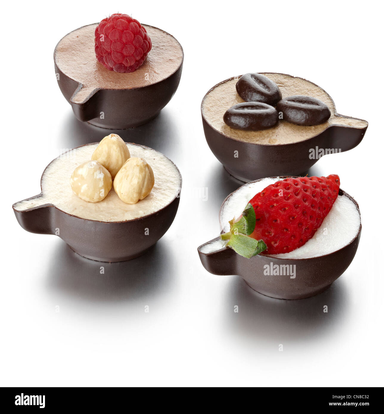 Gemischte Gruppe 4 Schokolade Tasse Desserts Cut-out Ausschnitt Stockfoto