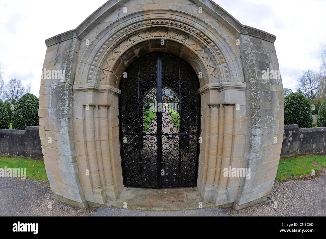 Reich verzierten schmiedeeisernen Toren und detaillierte Stein geschnitzte Torbogen in die St. Winifed Kirche in Holbeck, Nottinghamshire, England, uk. Stockfoto