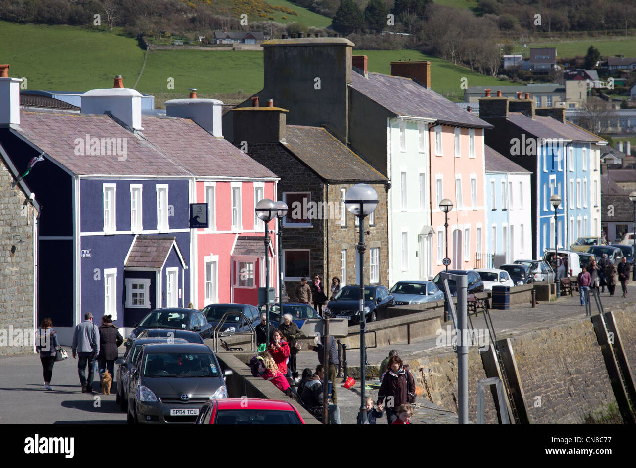 Pastellfarben bemalten Häusern am Hafen von Aberaeron, georgische West Wales Stadt Stockfoto