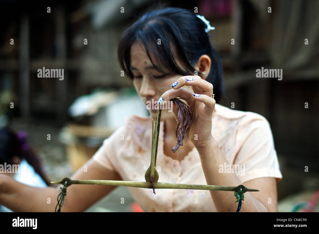 Eine burmesische Frau benutzt einen traditionelle Satz von Maßstäben in einem Straßenmarkt auf den Straßen von Rangun (Yangon), Burma (Myanmar) Stockfoto