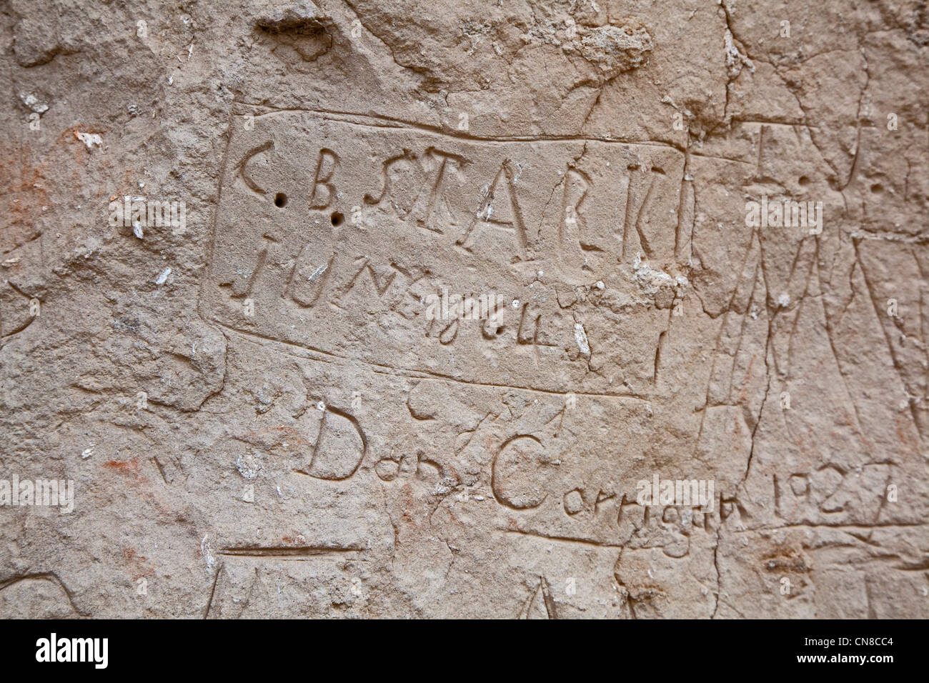 Klippe, wo Pioniere der Oregon Trail West unterwegs ihre Namen in den Sandstein gehauen zu registrieren. Stockfoto