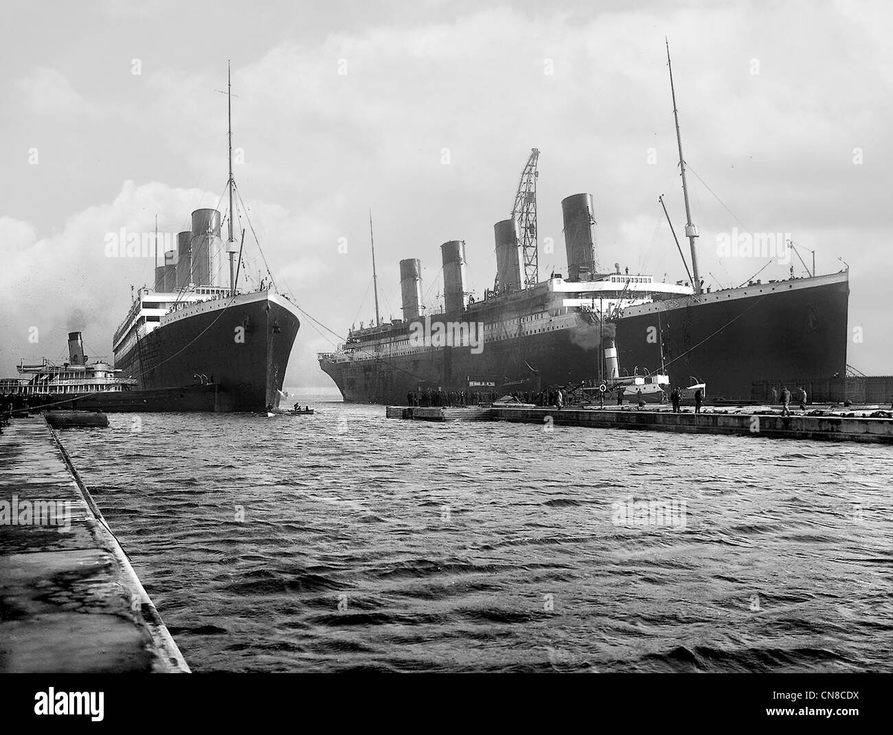 Titanic (rechts) und ihre Schwester Schiff Olympia Stockfoto