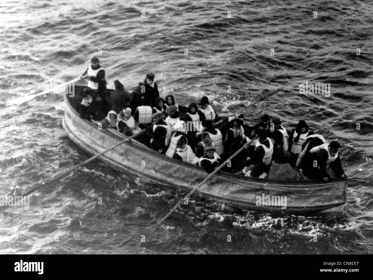 Titanic-Katastrophe, letzte Rettungsboot erfolgreich ins Leben gerufen von der Titanic Stockfoto