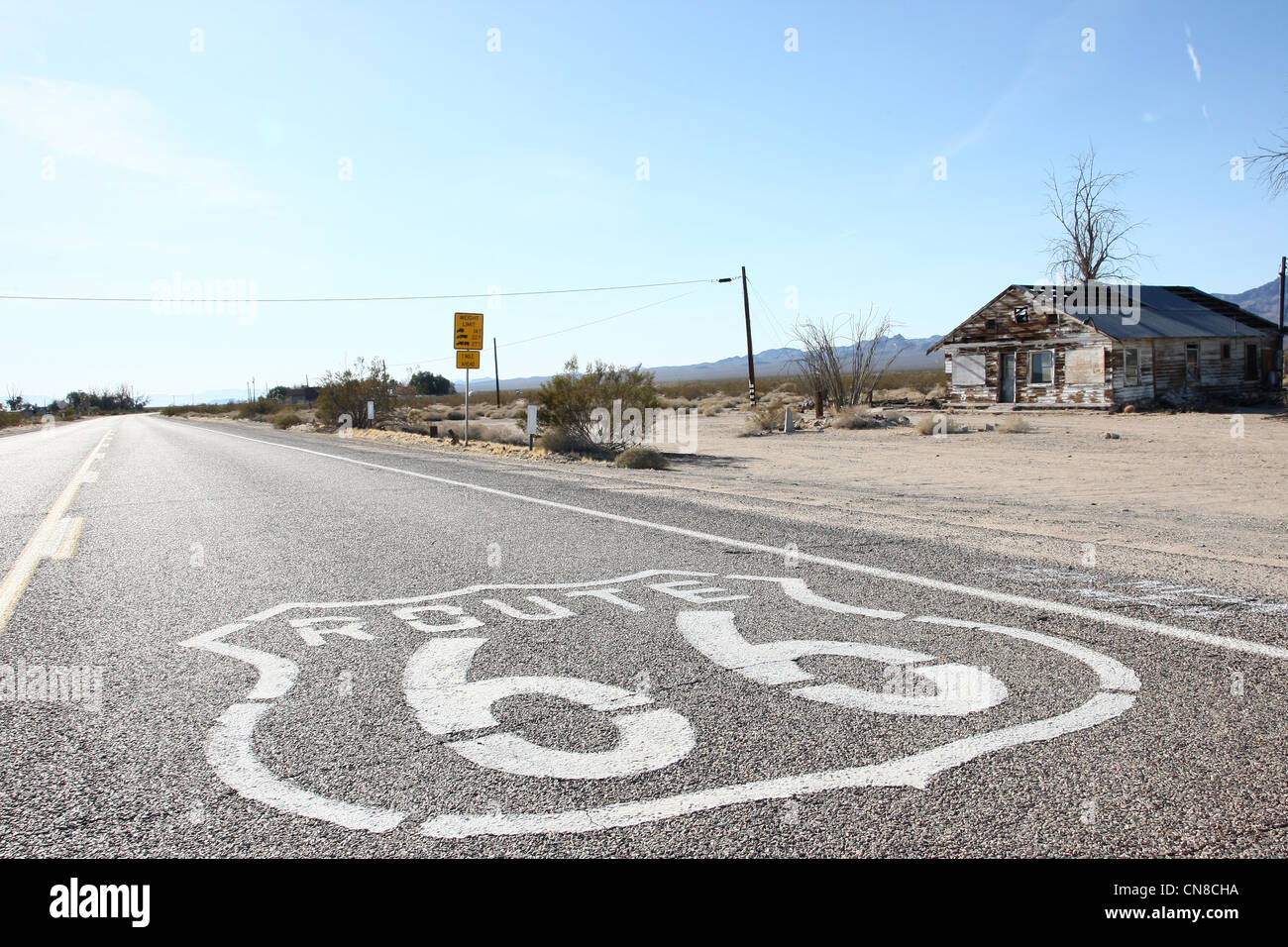 ROUTE 66 bemalte Straße Zeichen ESSEX Kalifornien USA 1. April 2012 Stockfoto