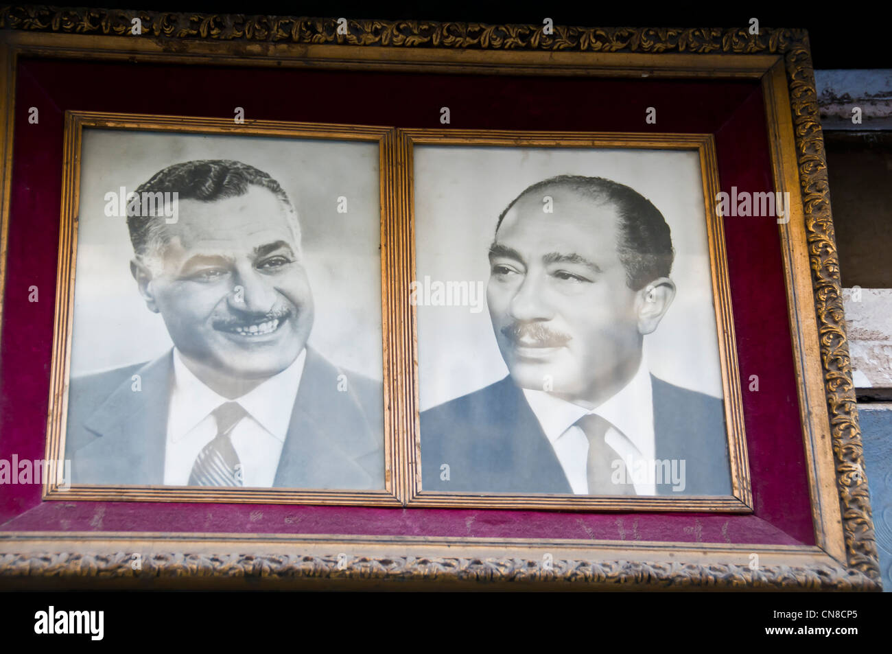 Zwei Ex-Präsidenten von Ägypten: Gamal Abdel Nasser & Anwar Sadate in einem Rahmen vor Geschäft Heliopolis-Kairo-Ägypten Stockfoto