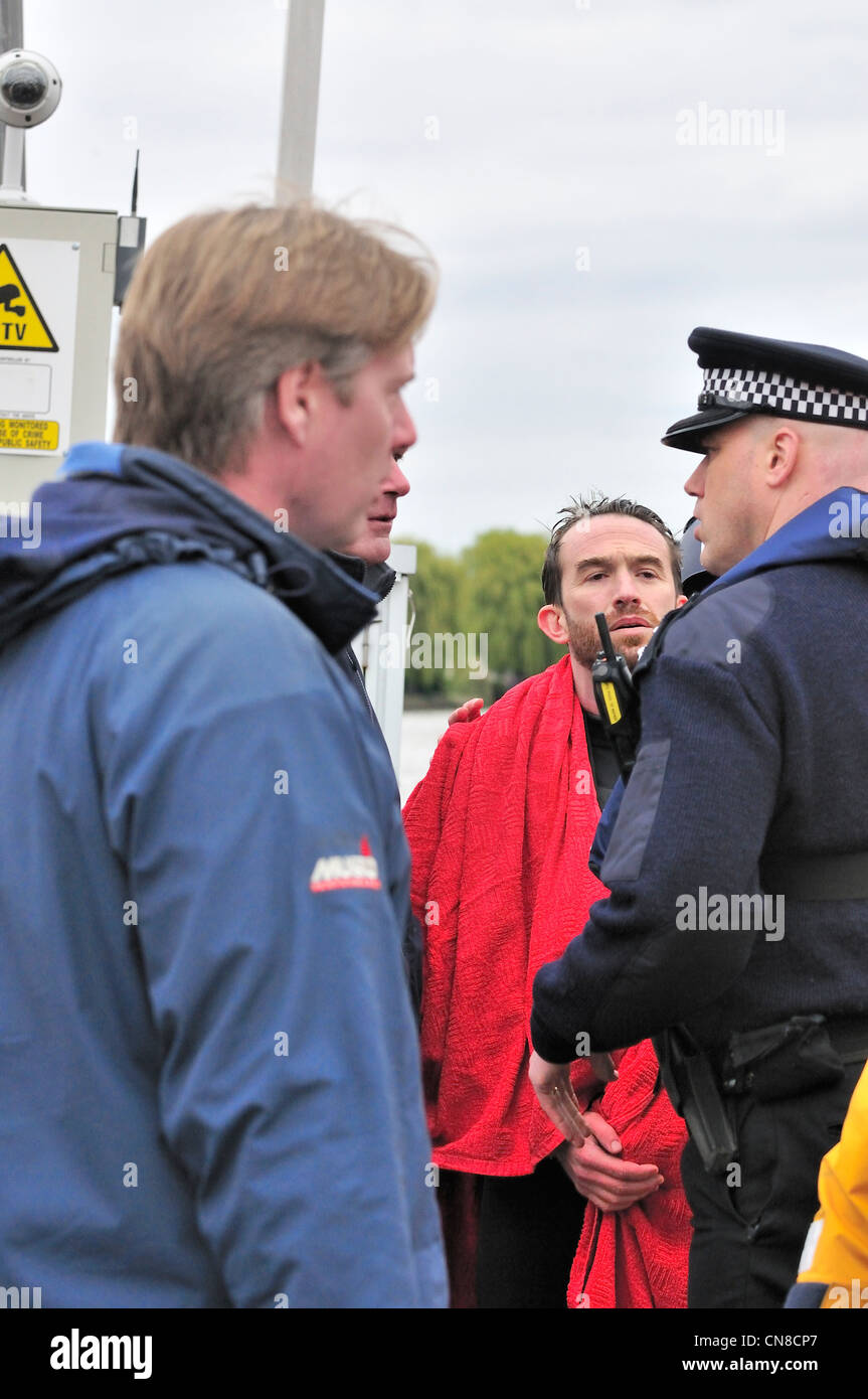 Demonstrant gegen Elitismus Trenton Oldfield verhaftet, aber nach dem Absetzen der 158 selbstgefälligen Blick Verse th Oxford Cambridge Boat Race Stockfoto