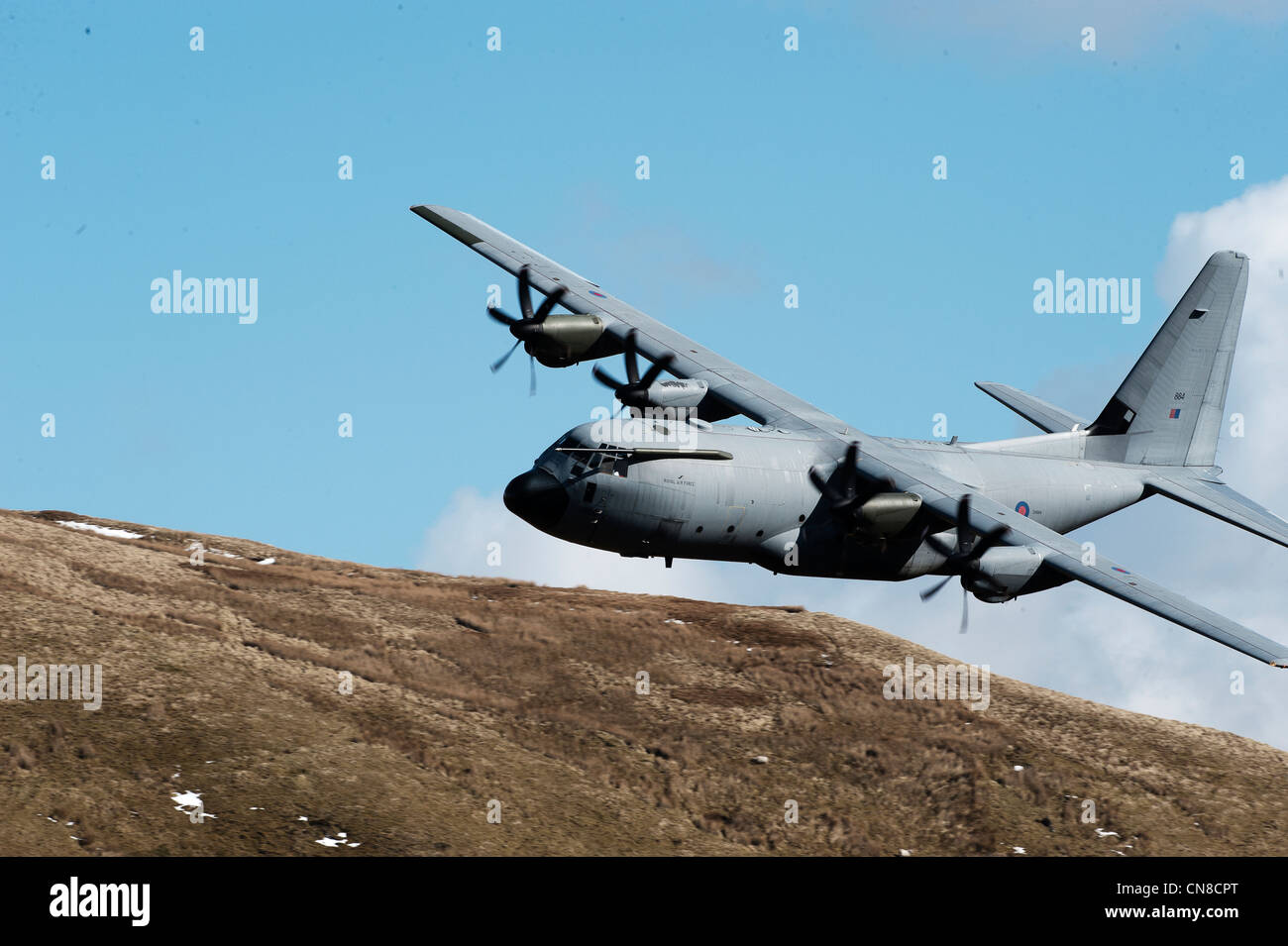 Die RAF hat insgesamt 25 C-130J C4/C5 aircraft.this Hercules ist niedrig fliegen in der Mach-Schleife-Nord-wales Stockfoto