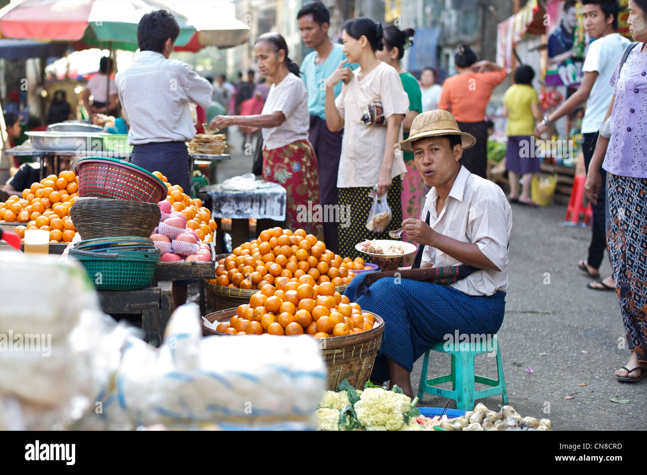 Ein burmesische Mann isst Mittagessen in einem Straßenmarkt in Rangoon, Birma Stockfoto