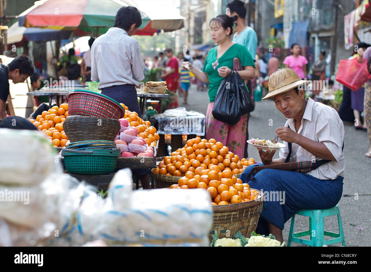 Ein burmesische Mann isst Mittagessen in einem Straßenmarkt in Rangoon, Birma Stockfoto