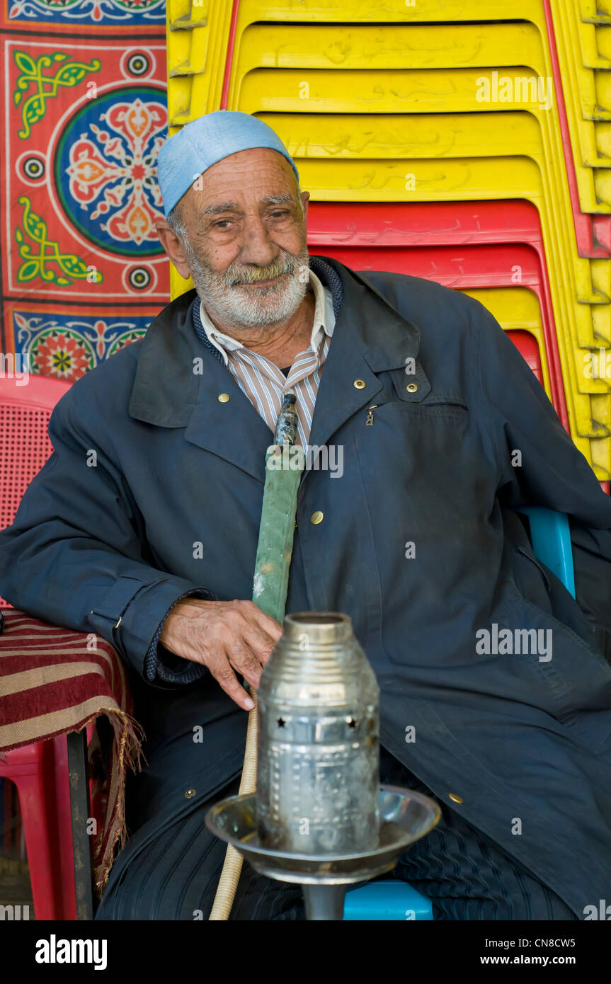 Mann Rauchen Shisha Innenstadt von Kairo Ägypten Stockfoto