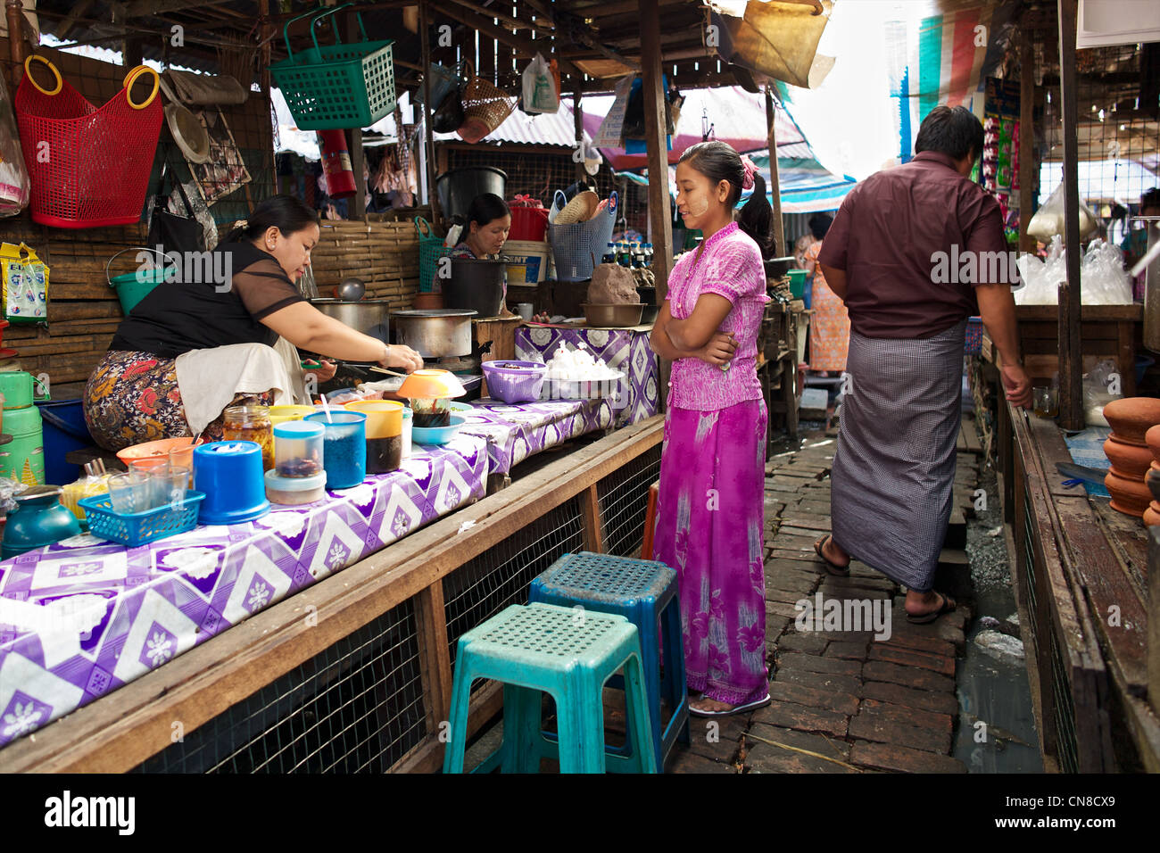 Eine Frau verkauft Straße Essen auf den Straßen von Yangon (Rangon), Myanmar (Burma) Stockfoto