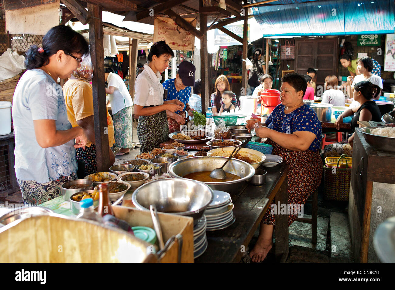 Eine burmesische Frau verkauft Straße Essen auf den Straßen von Yangon (Rangon), Myanmar (Burma) Stockfoto