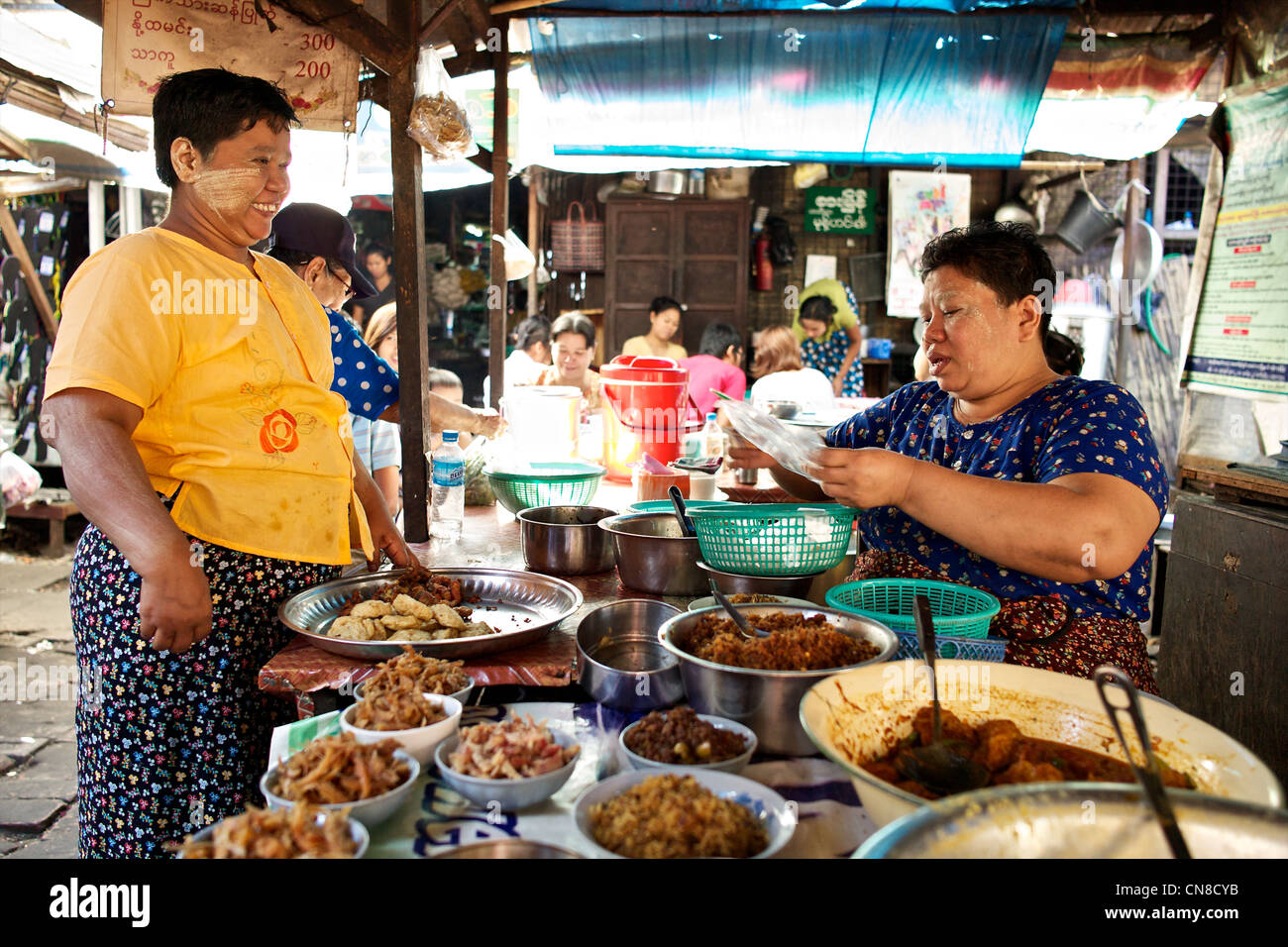 Eine burmesische Frau verkauft Lebensmittel auf den Straßen von Yangon (Rangon), Myanmar (Burma) Stockfoto