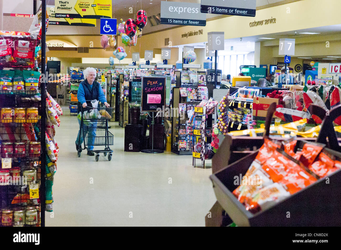 Ältere Frau einkaufen bei einem Safeway-Supermarkt, Salida, Colorado, USA Stockfoto