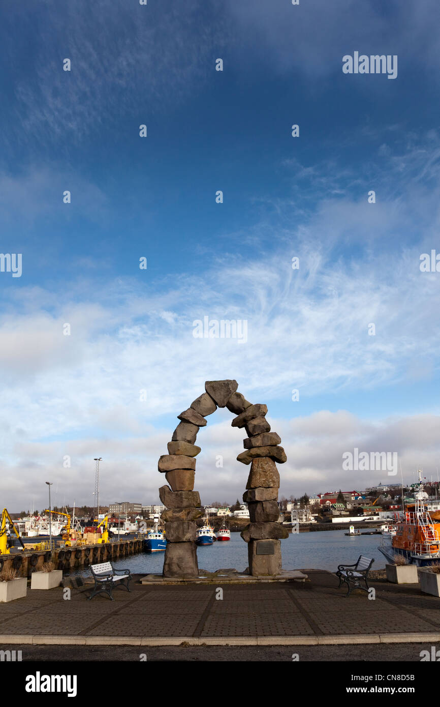 Hafnarfjörður Hafen, Island. Schöne Stein Bogen mit Blick auf den Fischereihafen. Stockfoto