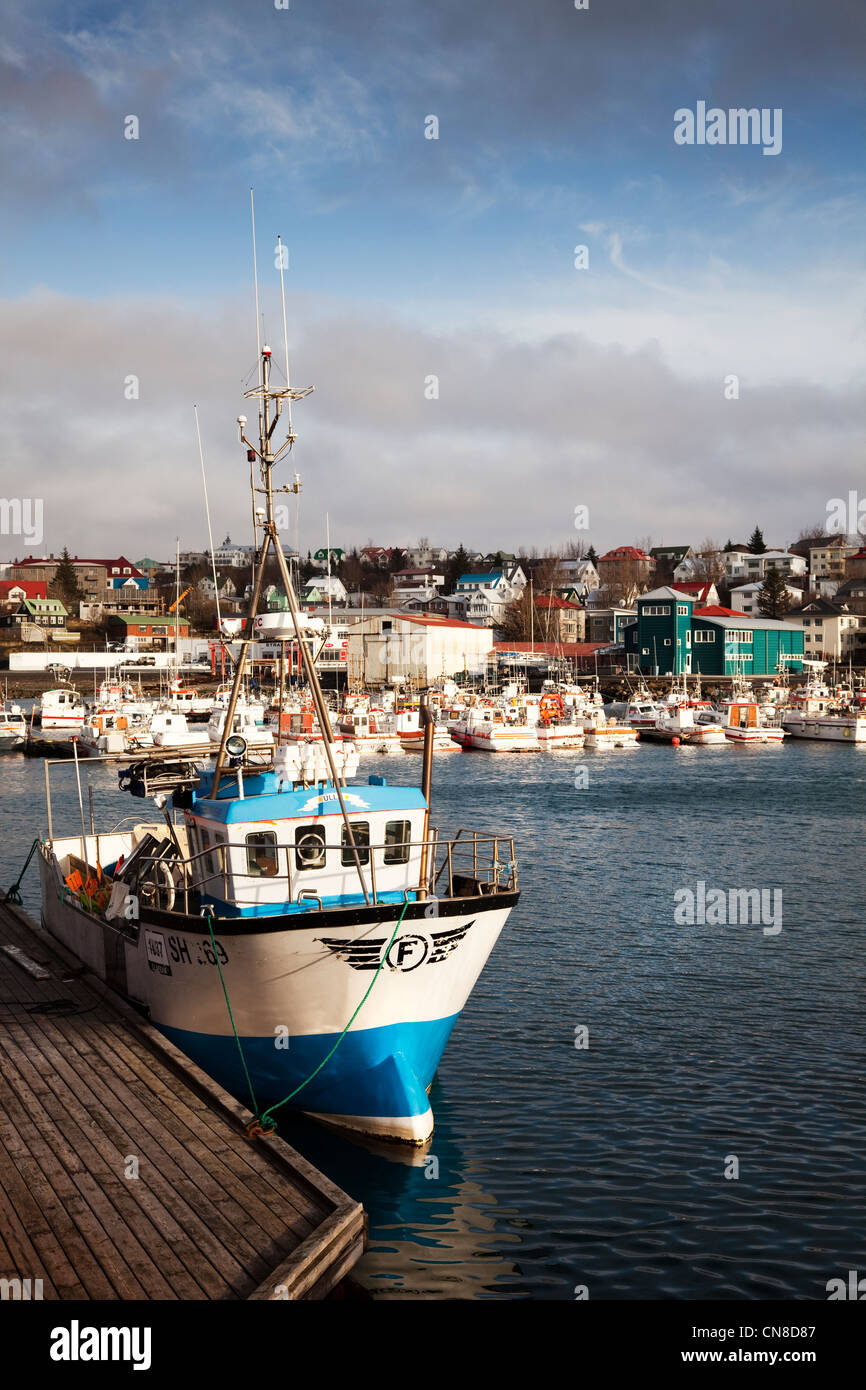 Hafnarfjörður Hafen, Island. Schönen Hafen mit Booten und Stadt im Hintergrund. Stockfoto