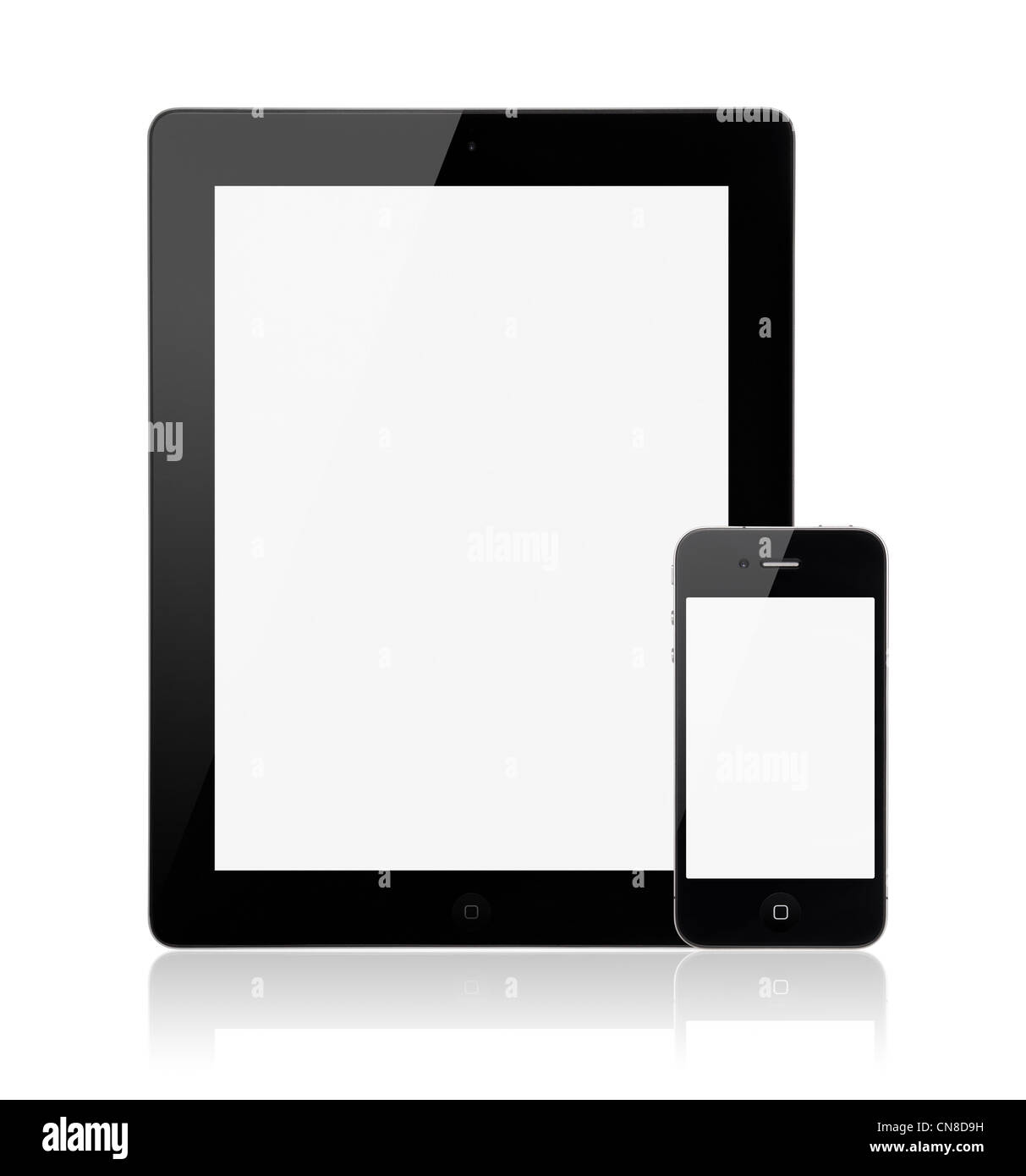 Ein neues Apple iPad 3. Generation mit Apple iPhone 4 s auf einem weißen Hintergrund mit einem leeren Bildschirm. Stockfoto