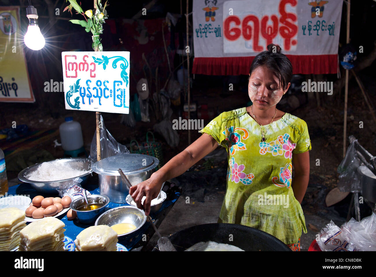 Eine burmesische Mädchen bereitet Suppen auf den Straßen von Yangon (Rangon), Myanmar (Burma) Stockfoto