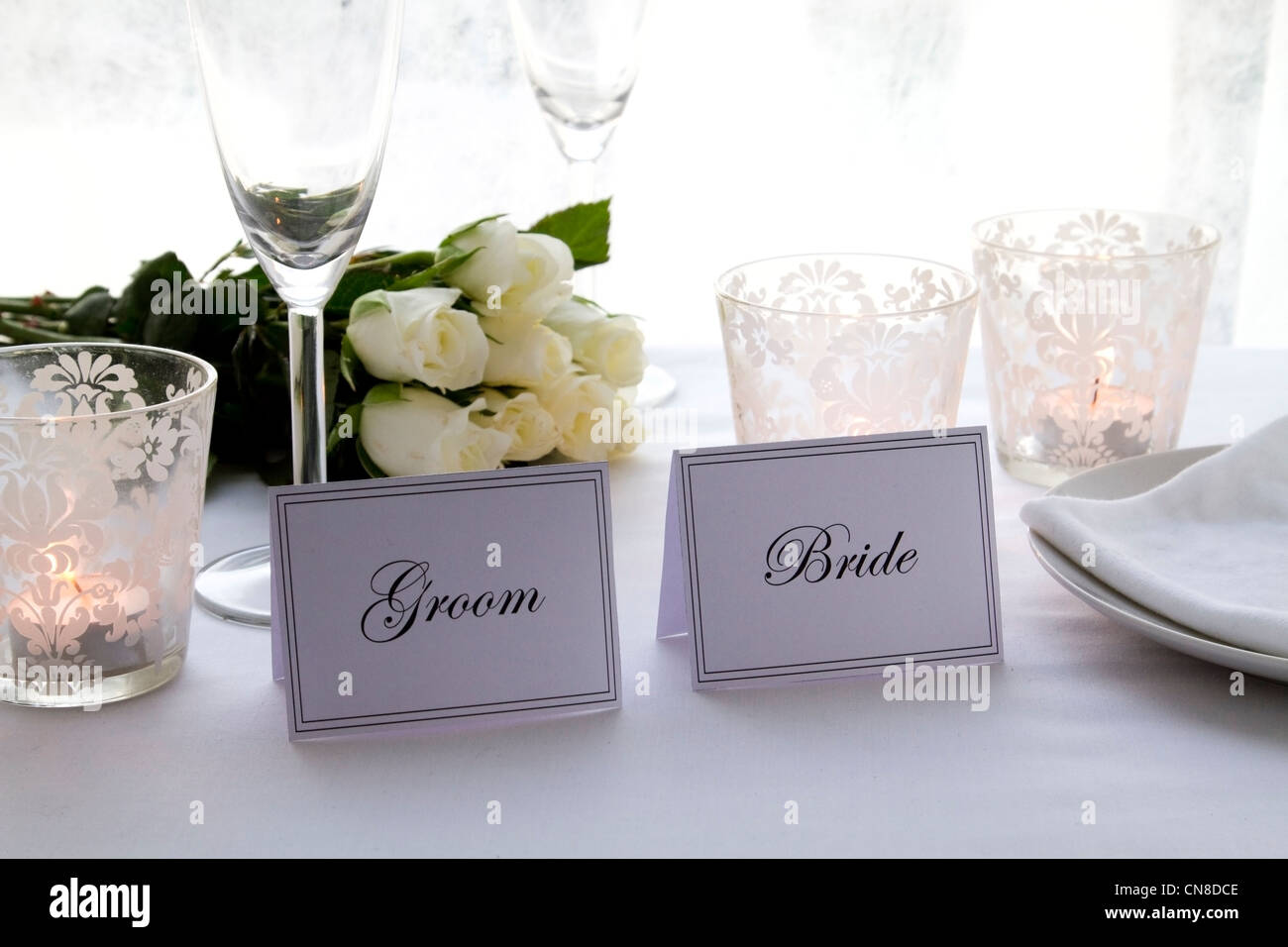 Legen Sie Karten auf dem Tisch bei einer Hochzeit Stockfoto