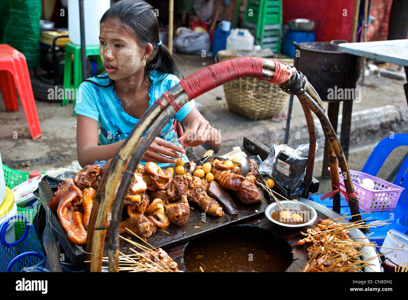 Ein Junge Burmesische Mädchen verkauft Straße Essen auf den Straßen von Yangon (Rangon), Myanmar (Burma) Stockfoto
