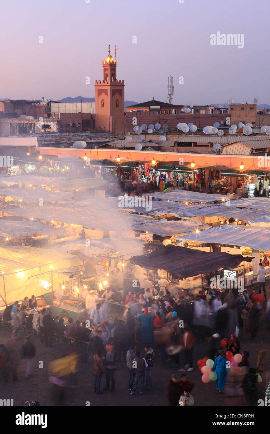 Djemaa el Fna-Platz im Zentrum von Marrakesch in der Dämmerung, in Marokko, Nordafrika Stockfoto