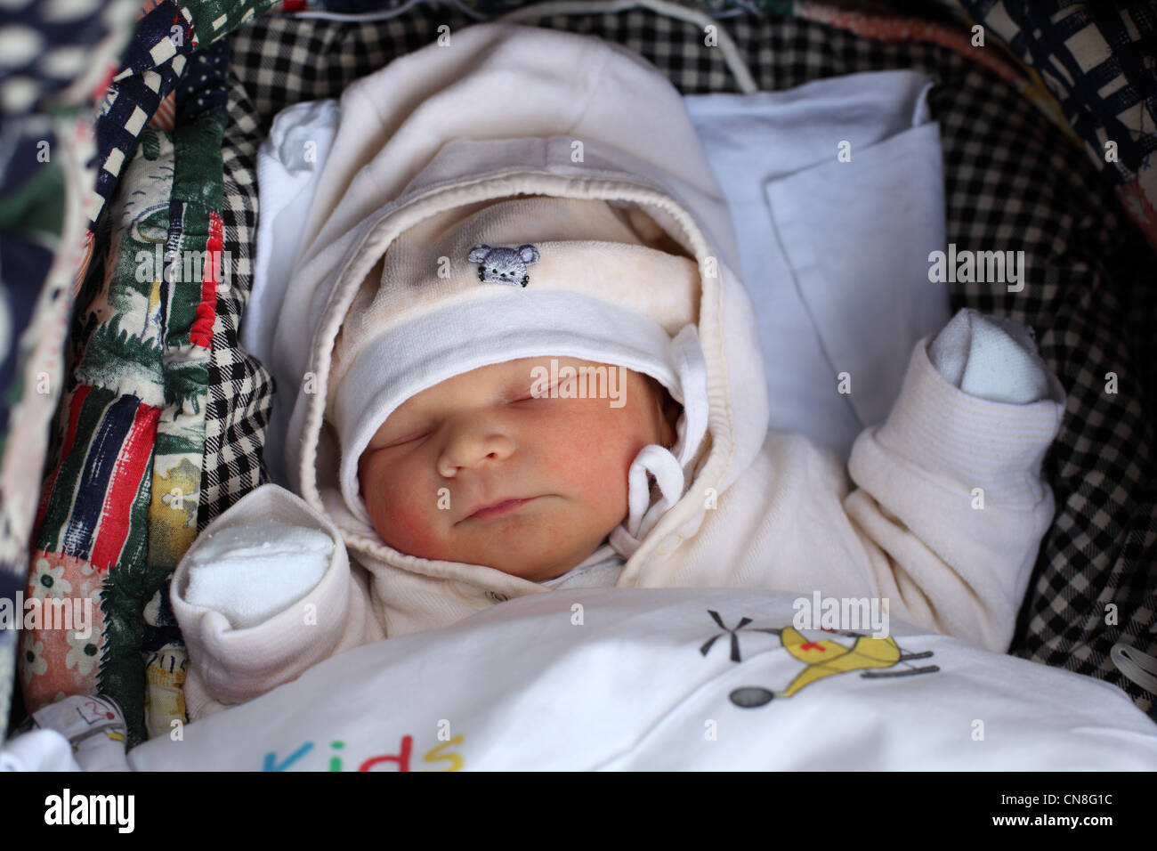 Neugeborenes Baby im Kinderwagen schlafen Stockfotografie - Alamy