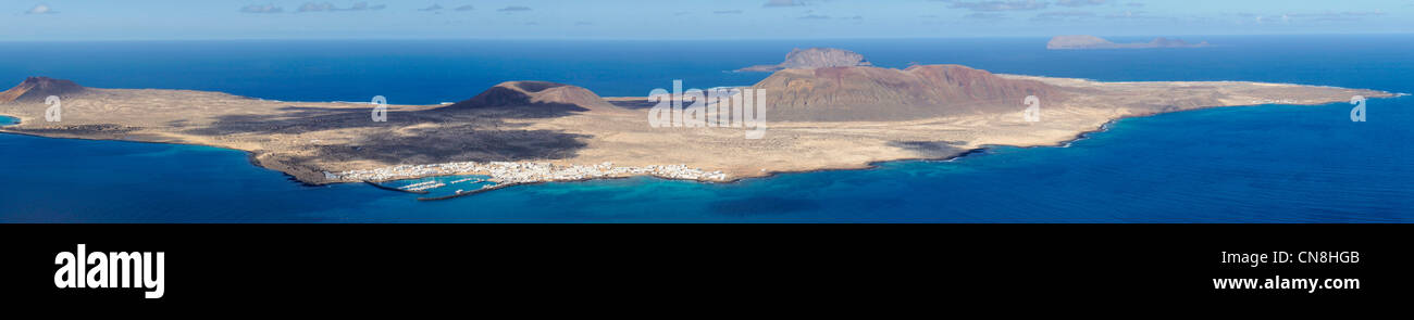 Lanzarote, Kanarische Inseln - Isla De La Graciosa. Blick vom Mirador del Rio, mit Hafen von Caleta de Sebo auf Insel. Stockfoto