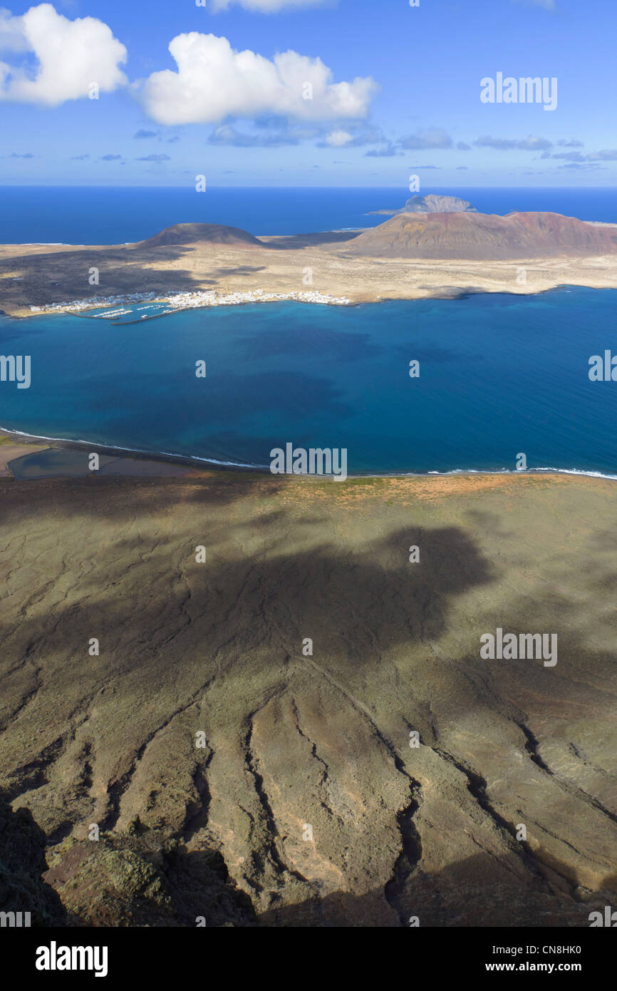 Lanzarote, Kanarische Inseln - Isla De La Graciosa. Blick vom Mirador del Rio, mit Hafen von Caleta de Sebo auf Insel. Stockfoto