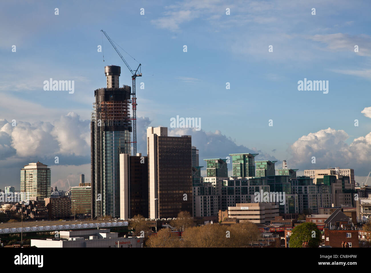 Ansicht des neuen Gebäudes der Turm ein St George Wharf. Es wird die höchste Wohnturm in London sein. Stockfoto