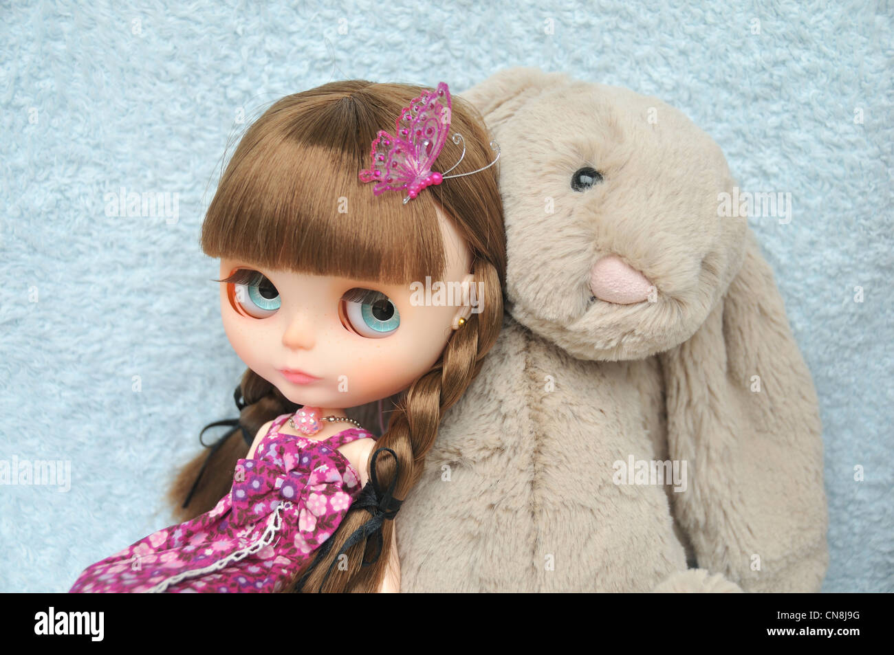 Maßgeschneiderte Blythe Puppe mit einem weichen flauschigen Beige Kaninchen Spielzeug Stockfoto