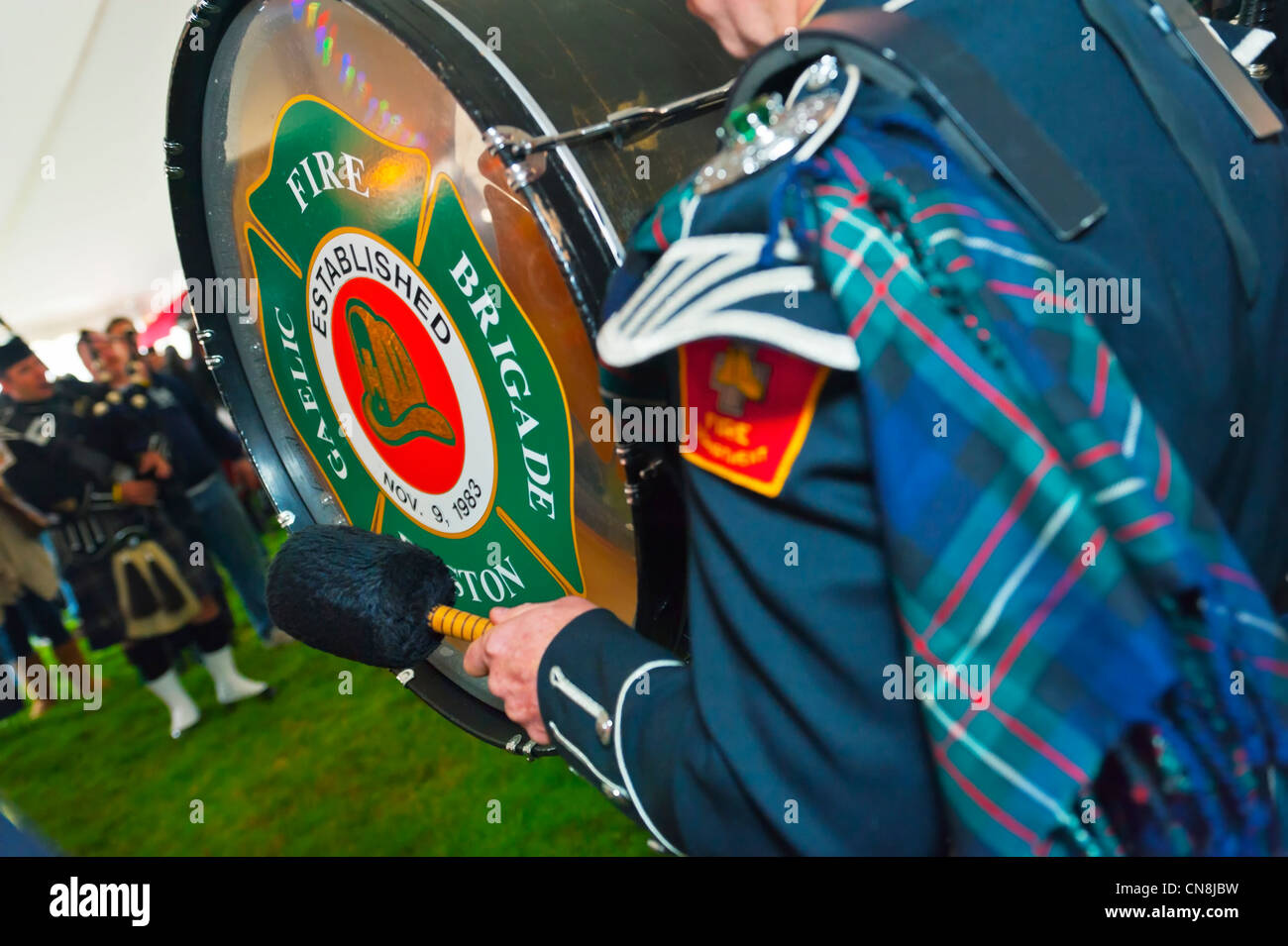 Boston gälische Feuerwehr Pipes and Drums erklingt in Spendenaktion für Feuerwehrmann Ray Pfeifer, New York, 31. März 2012 Stockfoto