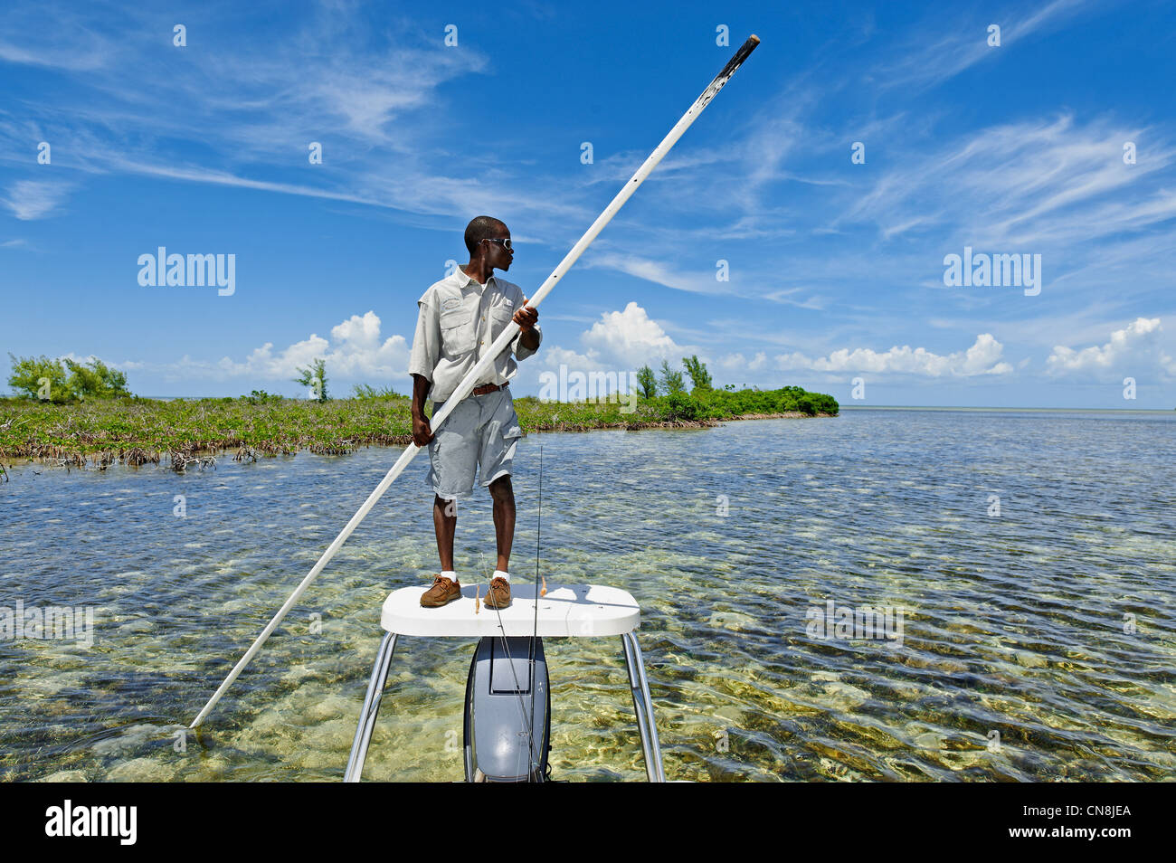 Bahamas, Grand Bahama Island, Sweeting Stadt fliegen auf der Suche nach einer Schule des Fisches Bonefish auf niedrig Mittel zwischen zwei Fischer Stockfoto