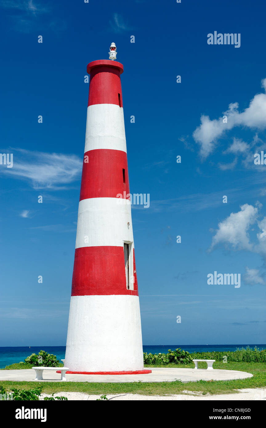 Grand Bahama Island, Bahamas, Pinder, acht Meile Rock Tipp, Leuchtturm markiert den Eingang zum Hafen auf der Straße Stockfoto