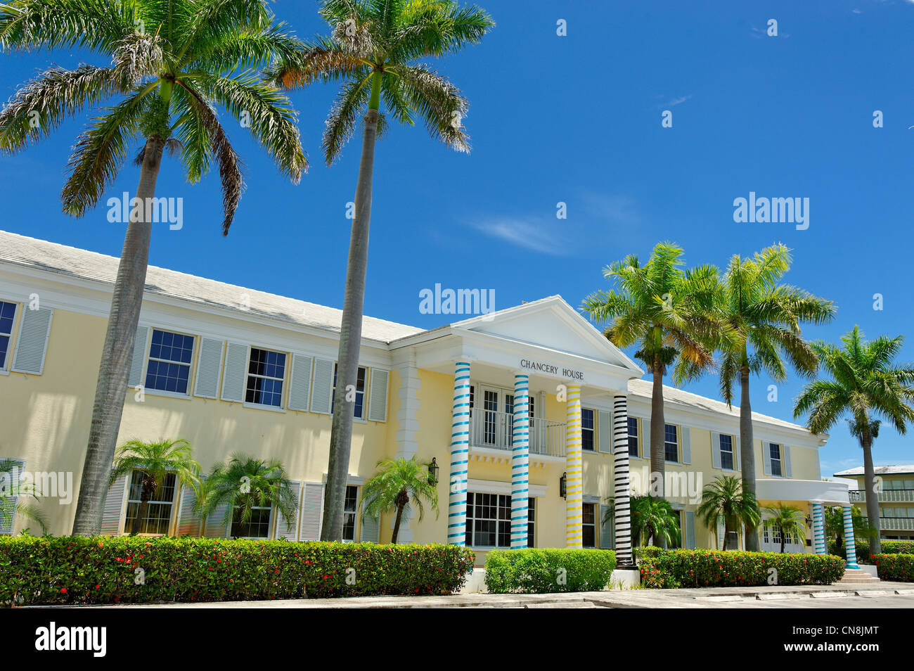 Bahamas, Grand Bahama Island, Freeport, offizielle Kolonialstil Gebäude mit Säulen in der Mitte des gelb lackiert die Stockfoto