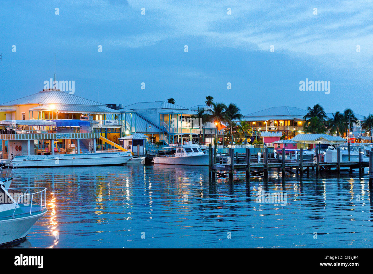 Bahamas, Grand Bahama Island, Freeport, Port Lucaya, Marina in der Abenddämmerung Stockfoto