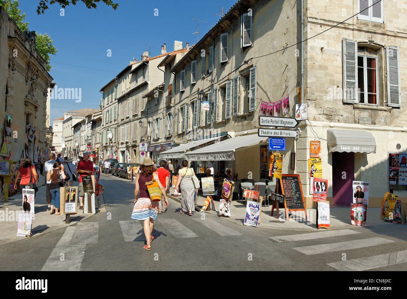 Vaucluse, Avignon, Rue des Lices, Festival d ' Avignon, France, mitten auf der Straße Herumlungern Festivalbesucher Stockfoto