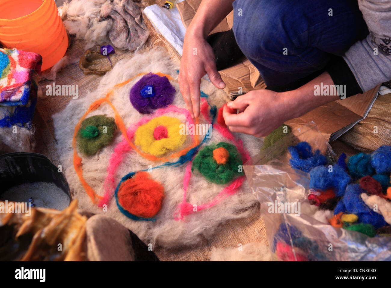 Sterbende Wolle auf einem Stall in den Souk des Teinturiers, in der Medina von Marrakesch in Marokko, Nordafrika Stockfoto