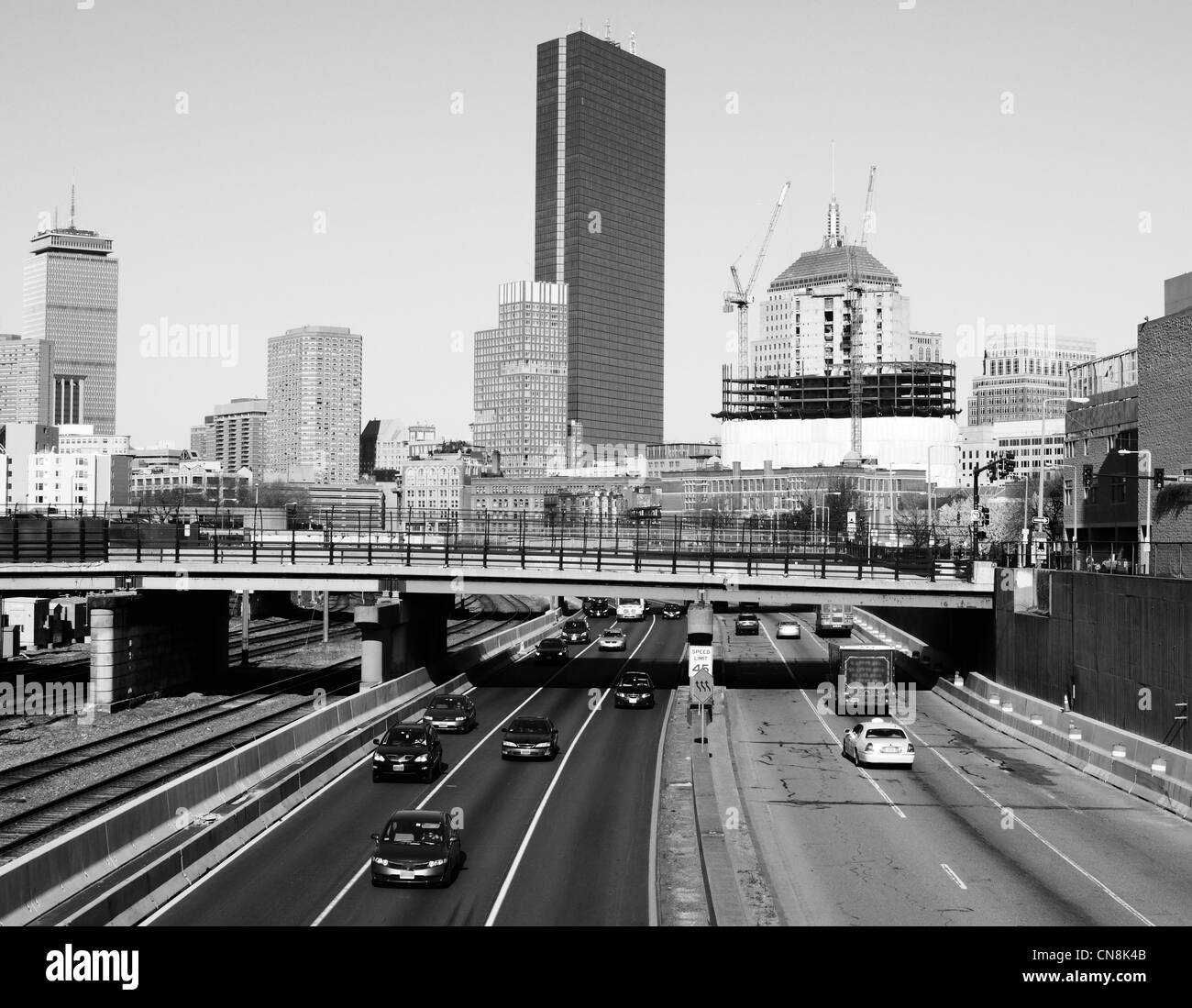 Die Innenstadt von Boston, Massachusetts von oben Massachusetts Turnpike gesehen. Stockfoto