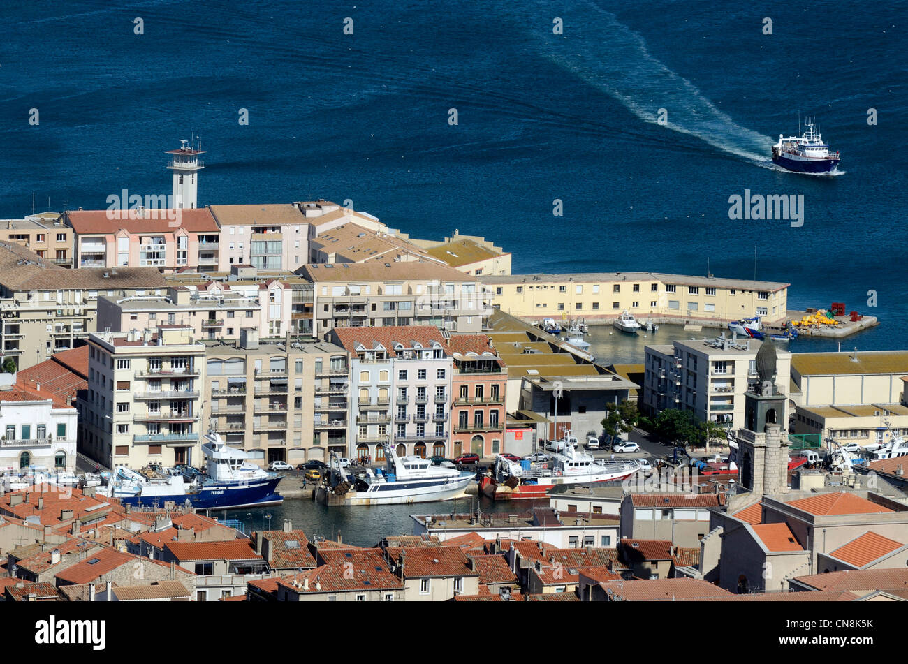 Frankreich, Herault, Sete, Royal Canal mitten in der Stadt gesehen aus der Sicht des Mont Saint-Clair mit einem Trawler in der Stockfoto