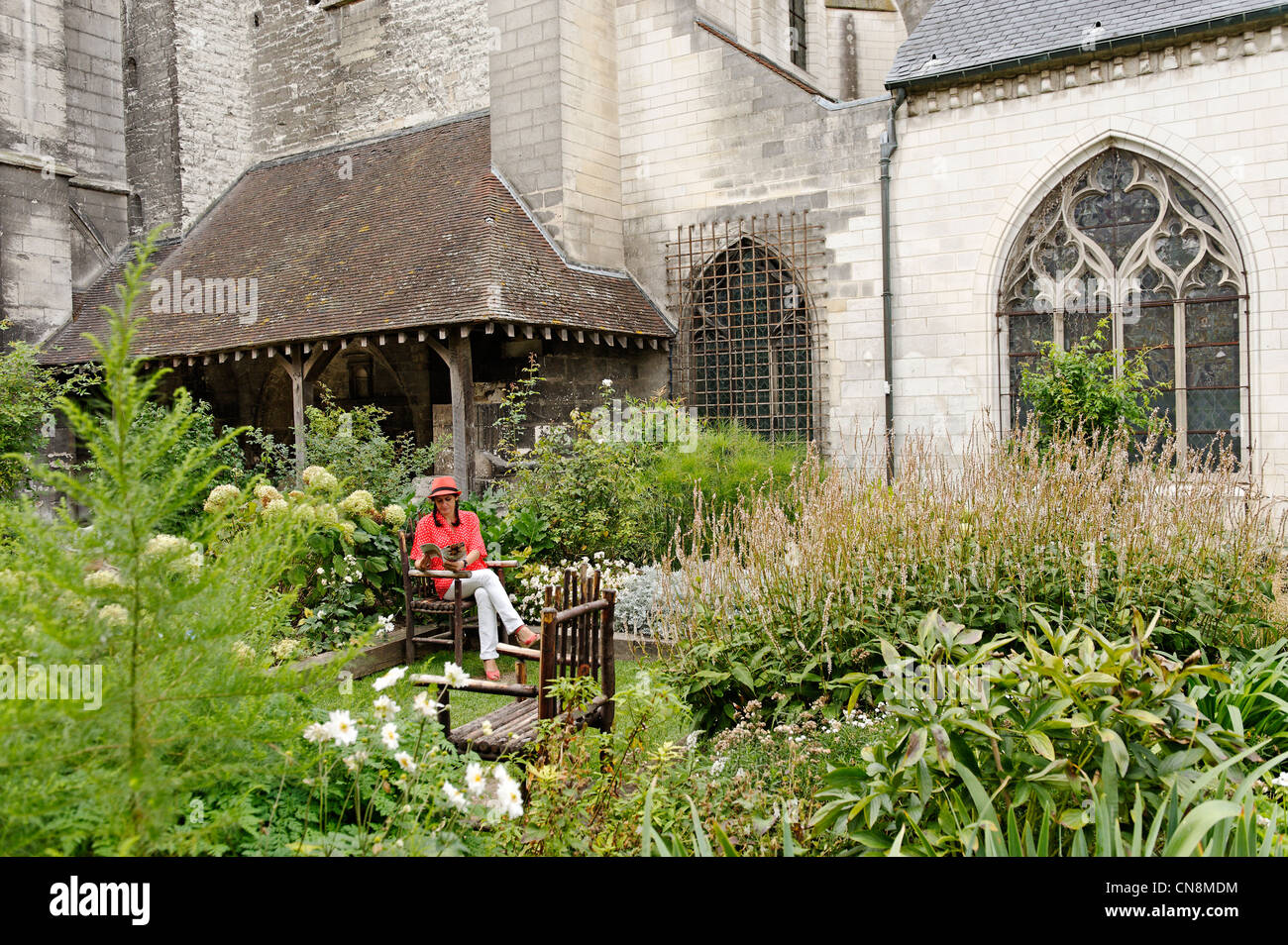 Frankreich, Aube, Troyes, St. Maria-Magdalena-Kirche aus dem 12. Jahrhundert, Garten der unschuldigen, alten Friedhof des 15. Stockfoto